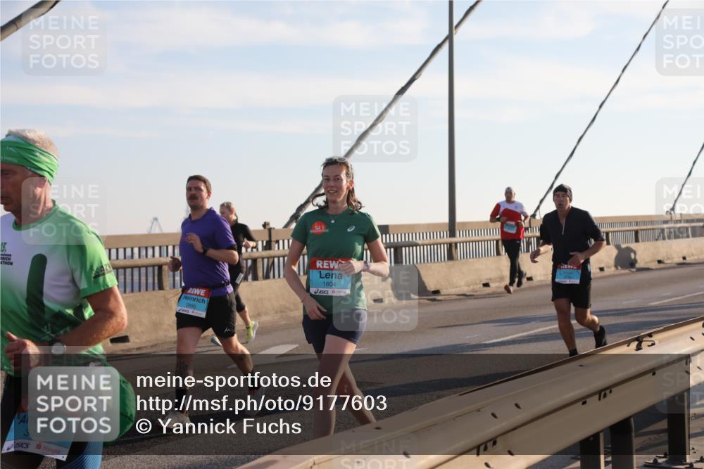 03.10.2025 - Köhlbrandbrückenlauf Yannick Fuchs http://msf.ph/oto/9177603 03.10.2025 08:29:33 Position 1 3461, 2990, 1604 meine-sportfotos.de