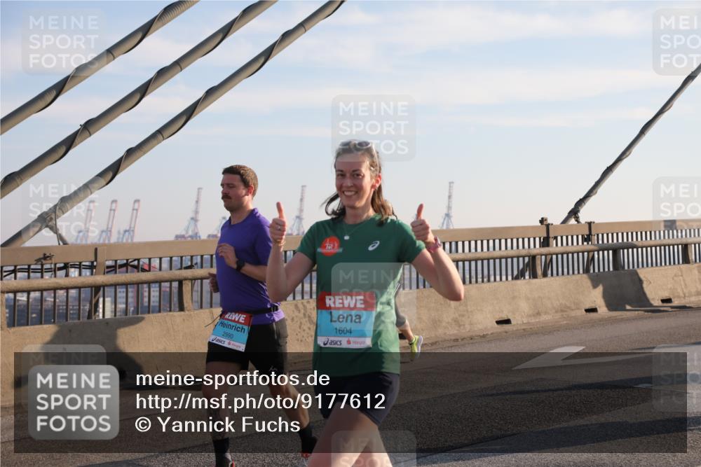 03.10.2025 - Köhlbrandbrückenlauf Yannick Fuchs http://msf.ph/oto/9177612 03.10.2025 08:29:33 Position 1 2990, 1604 meine-sportfotos.de