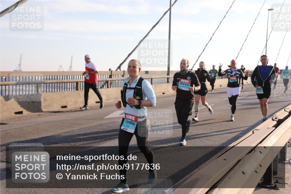 03.10.2025 - Köhlbrandbrückenlauf Yannick Fuchs http://msf.ph/oto/9177636 03.10.2025 08:29:35 Position 1 19, 1921 meine-sportfotos.de