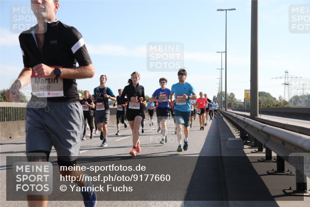 03.10.2025 - Köhlbrandbrückenlauf Yannick Fuchs http://msf.ph/oto/9177660 03.10.2025 11:16:58 Position 3 4287, 6821, 6722 meine-sportfotos.de