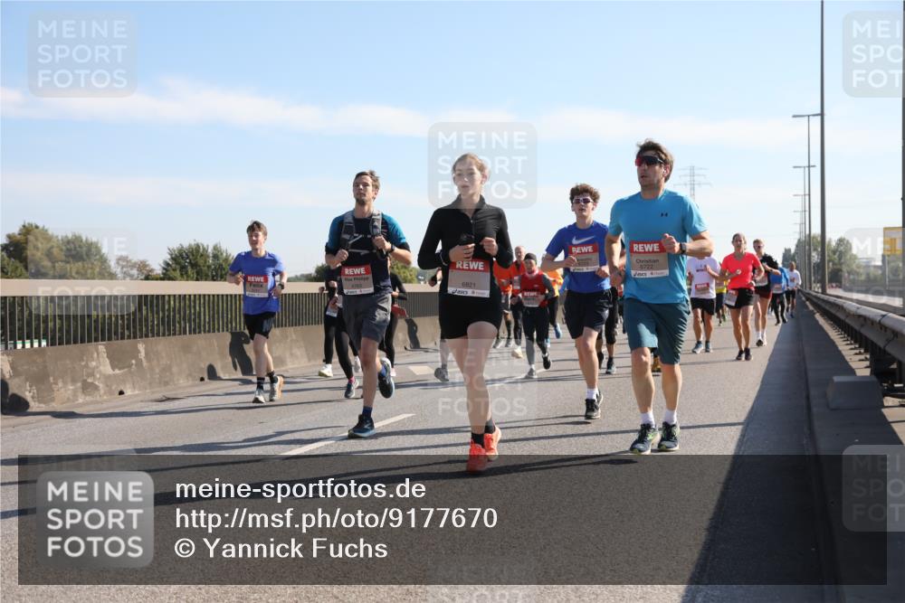03.10.2025 - Köhlbrandbrückenlauf Yannick Fuchs http://msf.ph/oto/9177670 03.10.2025 11:16:58 Position 3 4763, 6821, 6722 meine-sportfotos.de