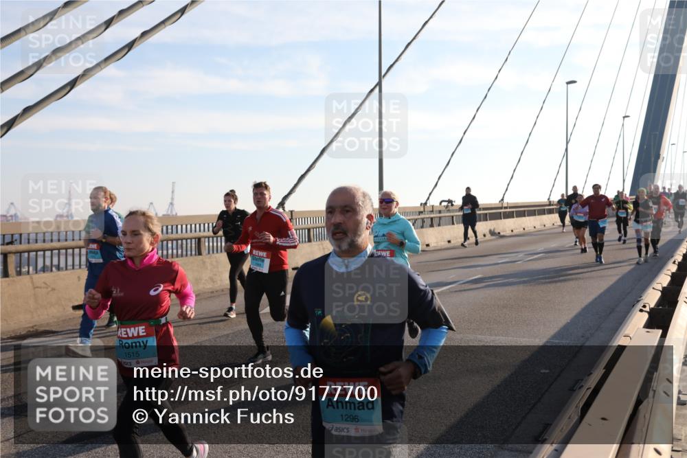 03.10.2025 - Köhlbrandbrückenlauf Yannick Fuchs http://msf.ph/oto/9177700 03.10.2025 08:29:41 Position 1 1515, 1296 meine-sportfotos.de