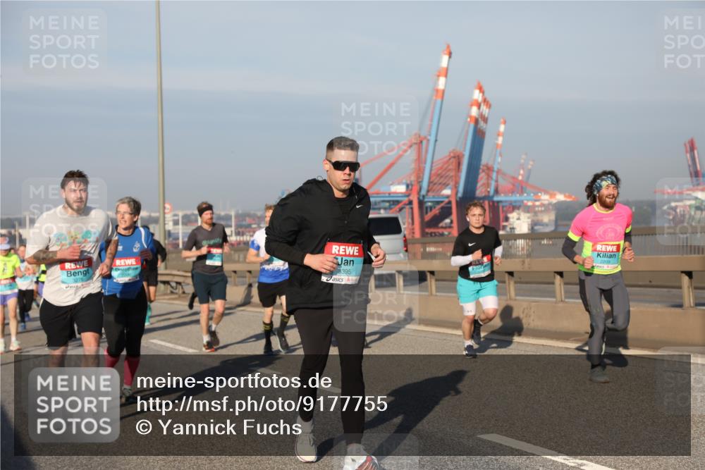 03.10.2025 - Köhlbrandbrückenlauf Yannick Fuchs http://msf.ph/oto/9177755 03.10.2025 08:49:05 Position 2 3276, 8395, 2209 meine-sportfotos.de