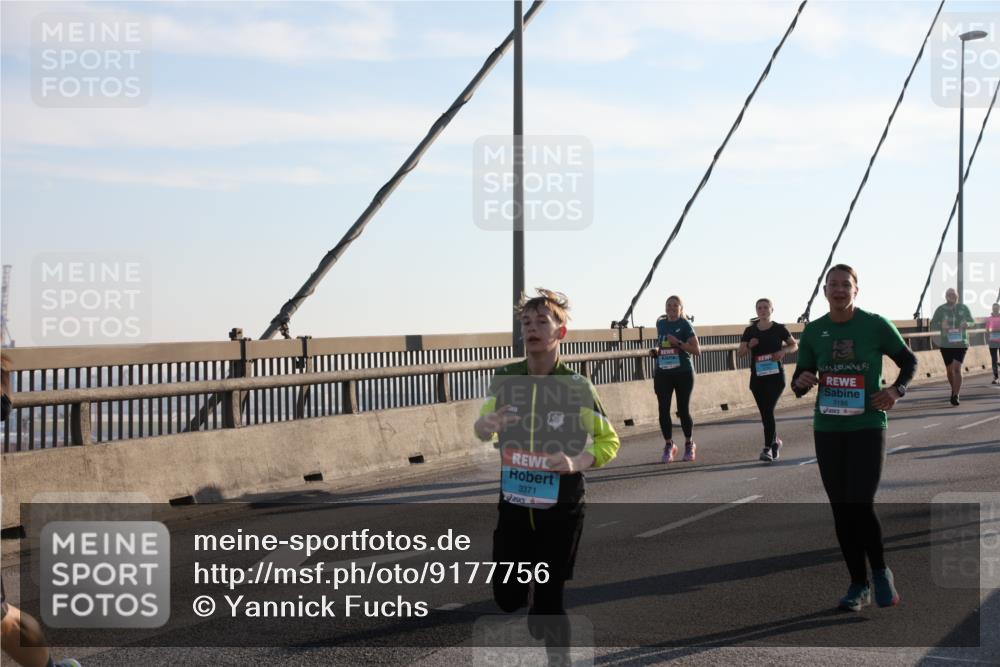 03.10.2025 - Köhlbrandbrückenlauf Yannick Fuchs http://msf.ph/oto/9177756 03.10.2025 08:29:46 Position 1 3371, 3186 meine-sportfotos.de