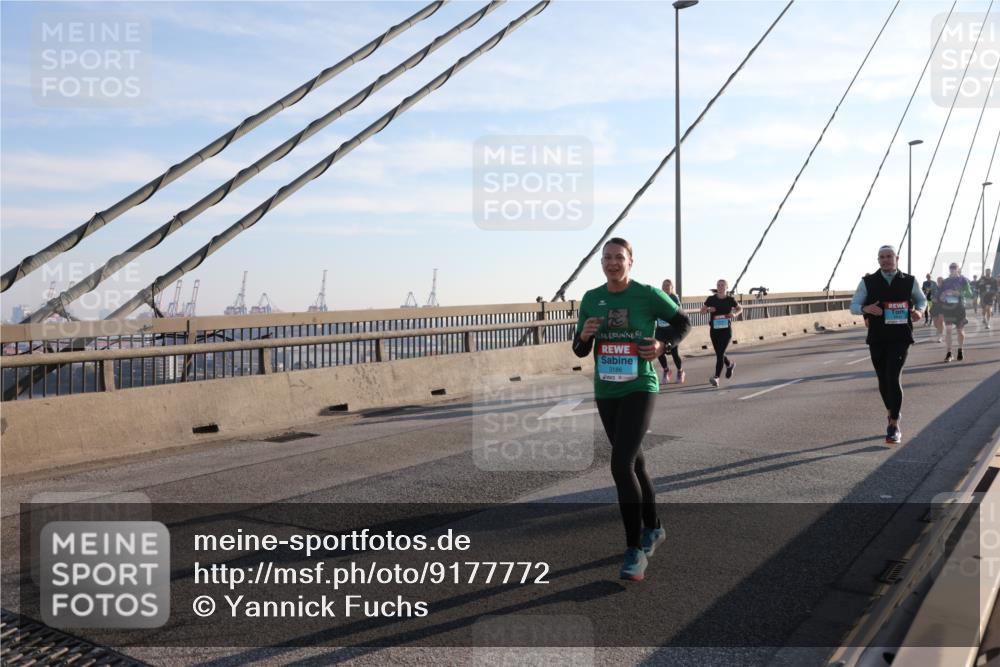 03.10.2025 - Köhlbrandbrückenlauf Yannick Fuchs http://msf.ph/oto/9177772 03.10.2025 08:29:48 Position 1 3186 meine-sportfotos.de