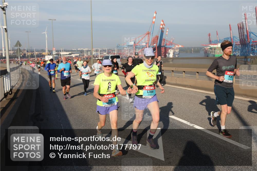 03.10.2025 - Köhlbrandbrückenlauf Yannick Fuchs http://msf.ph/oto/9177797 03.10.2025 08:49:09 Position 2 3048, 3106, 3107 meine-sportfotos.de