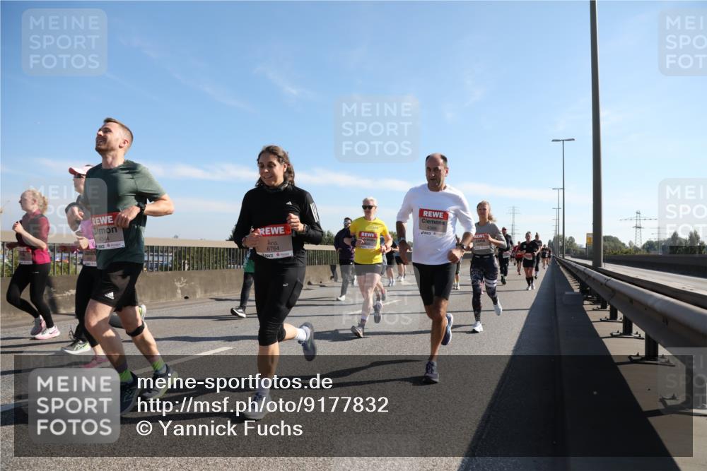 03.10.2025 - Köhlbrandbrückenlauf Yannick Fuchs http://msf.ph/oto/9177832 03.10.2025 11:17:10 Position 3 4344, 6764, 4386 meine-sportfotos.de
