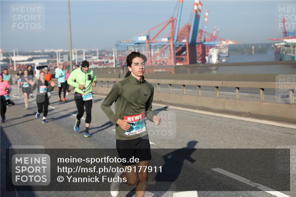 03.10.2025 - Köhlbrandbrückenlauf Yannick Fuchs http://msf.ph/oto/9177911 03.10.2025 08:49:21 Position 2 8, 1738 meine-sportfotos.de