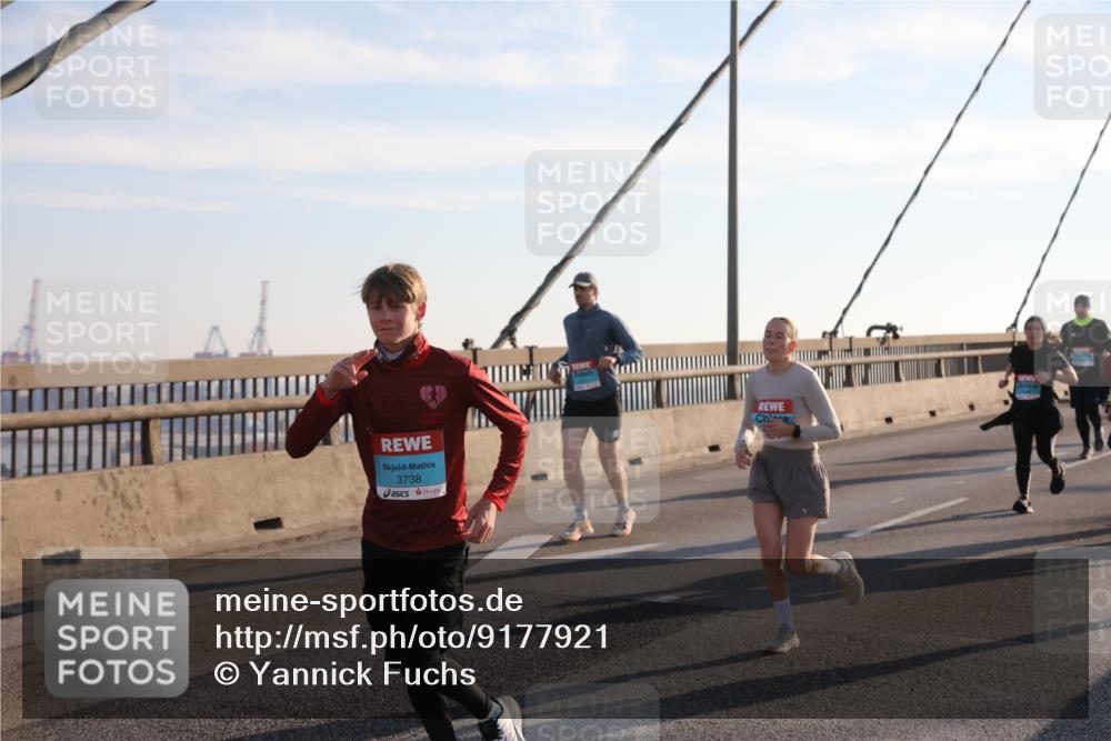 03.10.2025 - Köhlbrandbrückenlauf Yannick Fuchs http://msf.ph/oto/9177921 03.10.2025 08:29:59 Position 1 3738 meine-sportfotos.de