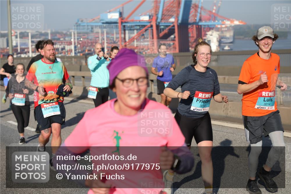 03.10.2025 - Köhlbrandbrückenlauf Yannick Fuchs http://msf.ph/oto/9177975 03.10.2025 08:49:27 Position 2 1573, 3213, 3214 meine-sportfotos.de