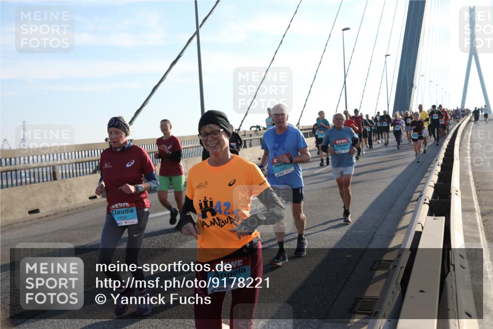 03.10.2025 - Köhlbrandbrückenlauf Yannick Fuchs http://msf.ph/oto/9178221 03.10.2025 08:30:29 Position 1 1633, 42, 1598, 1325 meine-sportfotos.de