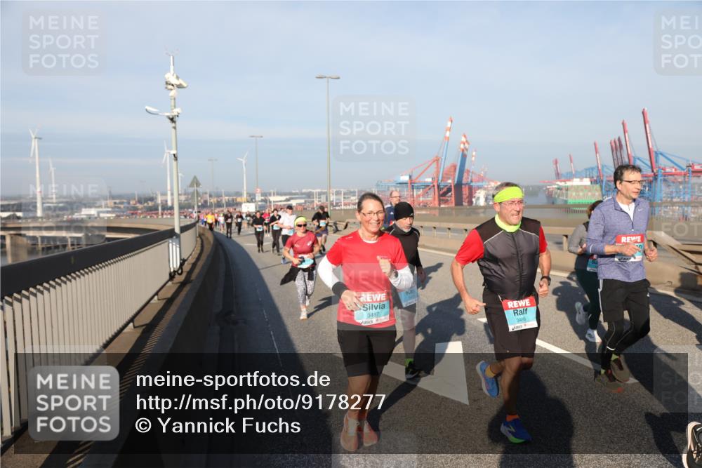 03.10.2025 - Köhlbrandbrückenlauf Yannick Fuchs http://msf.ph/oto/9178277 03.10.2025 08:49:51 Position 2 3487, 3486 meine-sportfotos.de