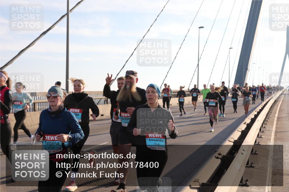 03.10.2025 - Köhlbrandbrückenlauf Yannick Fuchs http://msf.ph/oto/9178400 03.10.2025 08:31:09 Position 1 2079, 1419, 1538 meine-sportfotos.de