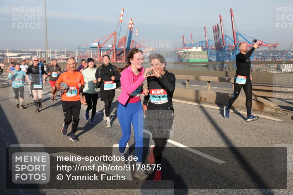 03.10.2025 - Köhlbrandbrückenlauf Yannick Fuchs http://msf.ph/oto/9178575 03.10.2025 08:50:22 Position 2 1467, 1049, 1785 meine-sportfotos.de