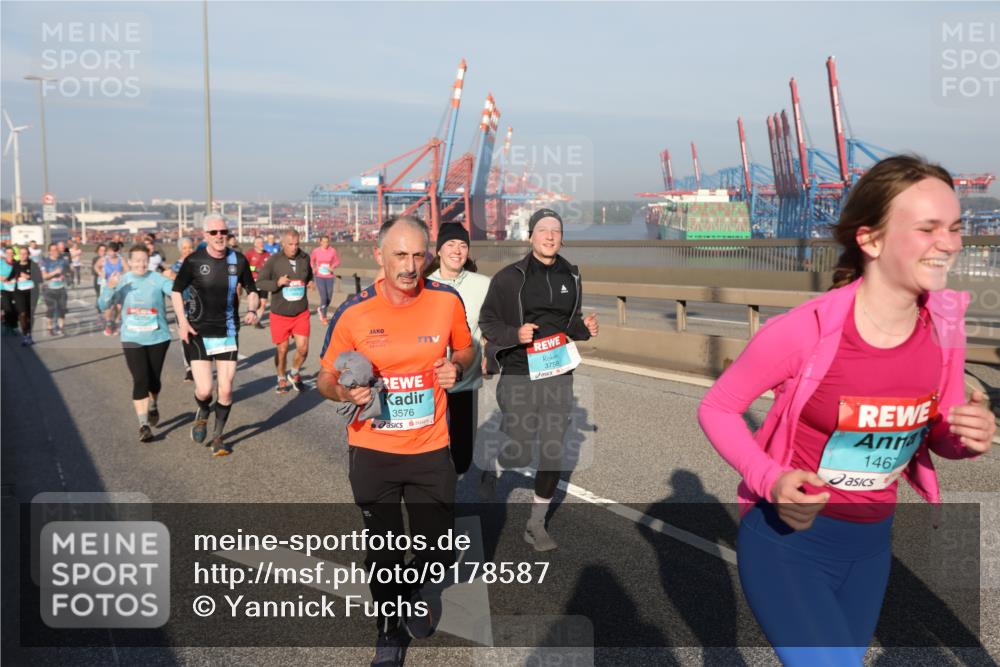 03.10.2025 - Köhlbrandbrückenlauf Yannick Fuchs http://msf.ph/oto/9178587 03.10.2025 08:50:23 Position 2 3758, 3576, 1467 meine-sportfotos.de