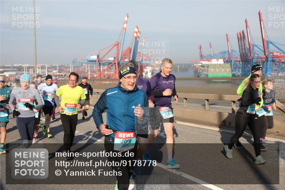 03.10.2025 - Köhlbrandbrückenlauf Yannick Fuchs http://msf.ph/oto/9178778 03.10.2025 08:50:45 Position 2 25, 1663, 1576, 2269, 1549 meine-sportfotos.de