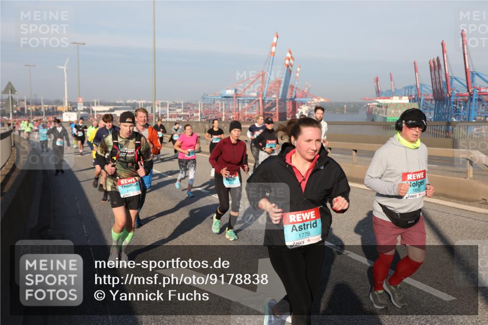 03.10.2025 - Köhlbrandbrückenlauf Yannick Fuchs http://msf.ph/oto/9178838 03.10.2025 08:50:51 Position 2 2413, 1778, 1692 meine-sportfotos.de