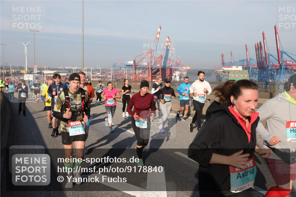 03.10.2025 - Köhlbrandbrückenlauf Yannick Fuchs http://msf.ph/oto/9178840 03.10.2025 08:50:52 Position 2 2413, 2124, 1778 meine-sportfotos.de