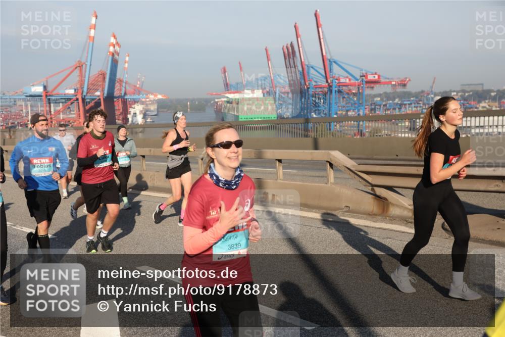 03.10.2025 - Köhlbrandbrückenlauf Yannick Fuchs http://msf.ph/oto/9178873 03.10.2025 08:50:56 Position 2 2010, 3839 meine-sportfotos.de