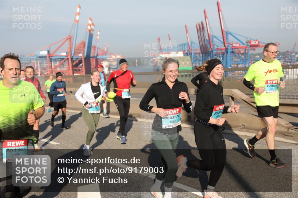 03.10.2025 - Köhlbrandbrückenlauf Yannick Fuchs http://msf.ph/oto/9179003 03.10.2025 08:51:24 Position 2 1995, 1850, 1835, 1731 meine-sportfotos.de
