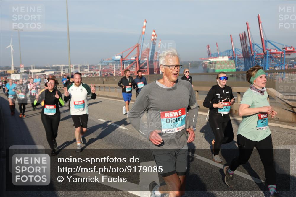 03.10.2025 - Köhlbrandbrückenlauf Yannick Fuchs http://msf.ph/oto/9179085 03.10.2025 08:51:34 Position 2 1899, 1971, 1607 meine-sportfotos.de