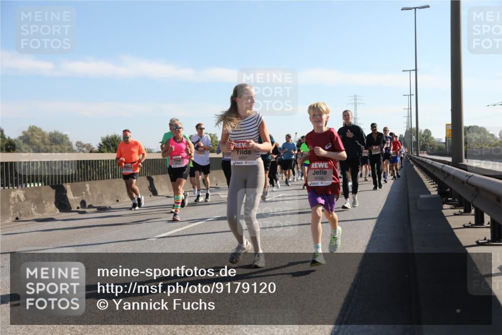 03.10.2025 - Köhlbrandbrückenlauf Yannick Fuchs http://msf.ph/oto/9179120 03.10.2025 11:19:00 Position 3 6057, 6056 meine-sportfotos.de