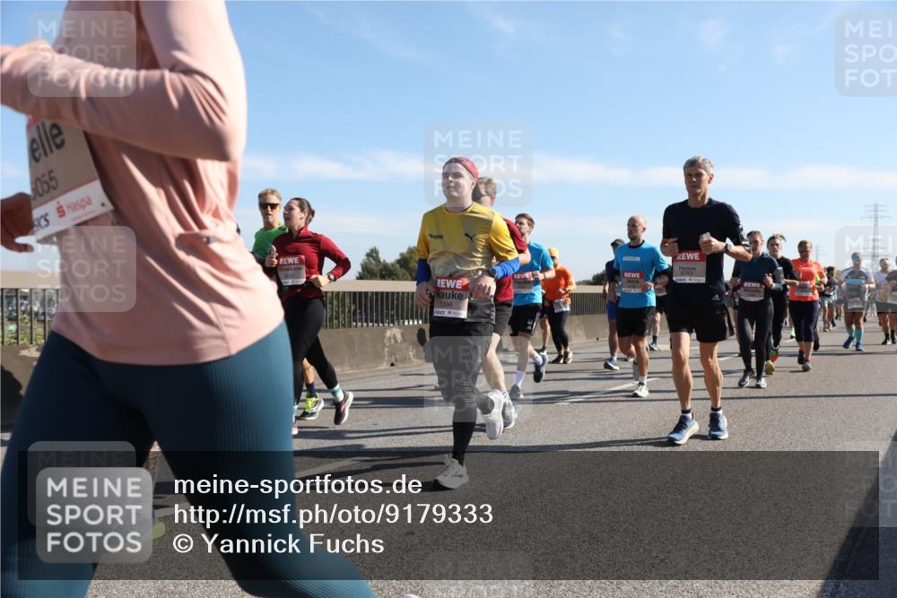 03.10.2025 - Köhlbrandbrückenlauf Yannick Fuchs http://msf.ph/oto/9179333 03.10.2025 11:19:22 Position 3 5055, 6743, 5396 meine-sportfotos.de