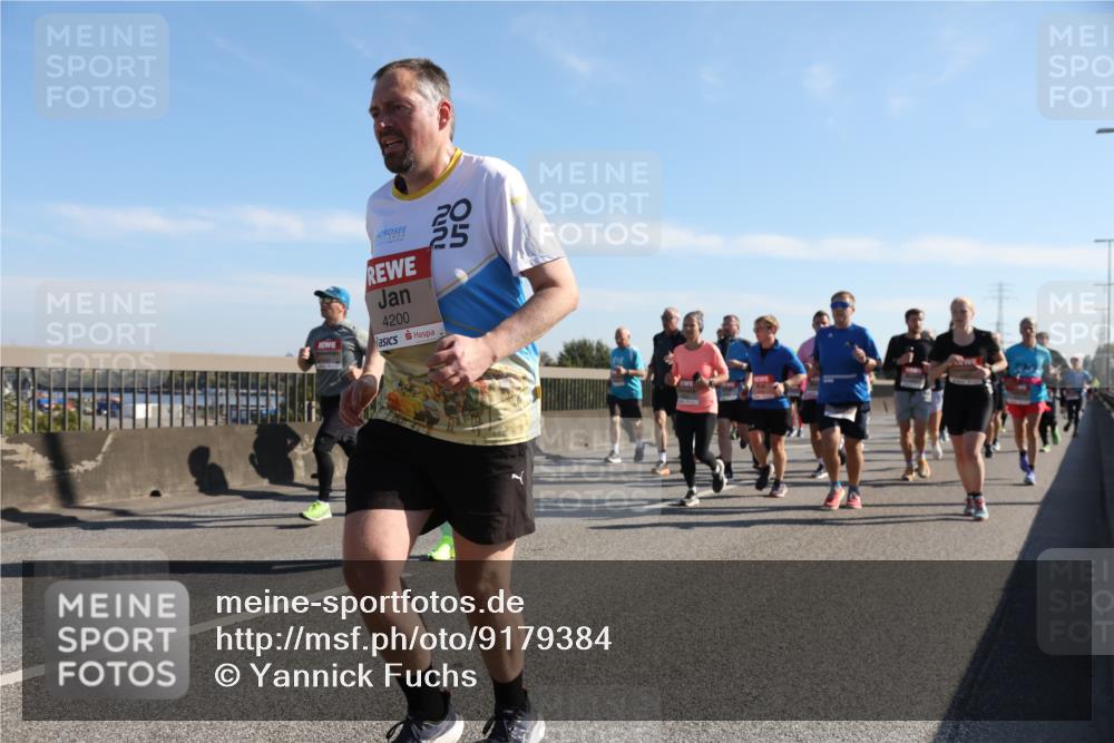 03.10.2025 - Köhlbrandbrückenlauf Yannick Fuchs http://msf.ph/oto/9179384 03.10.2025 11:19:28 Position 3 20, 25, 4200 meine-sportfotos.de