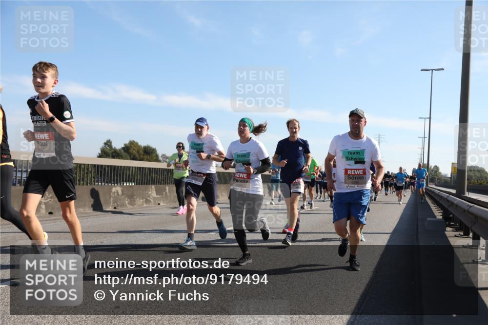 03.10.2025 - Köhlbrandbrückenlauf Yannick Fuchs http://msf.ph/oto/9179494 03.10.2025 11:19:38 Position 3 5061, 6566, 6565 meine-sportfotos.de