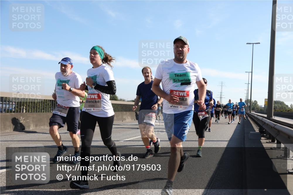 03.10.2025 - Köhlbrandbrückenlauf Yannick Fuchs http://msf.ph/oto/9179503 03.10.2025 11:19:39 Position 3 6569, 6566, 6565 meine-sportfotos.de