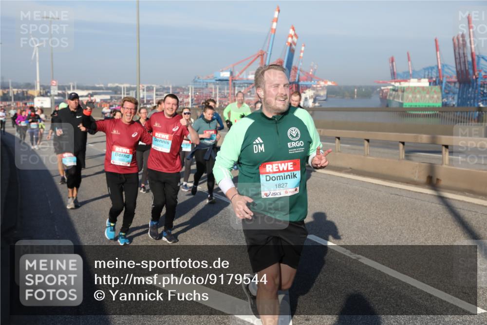 03.10.2025 - Köhlbrandbrückenlauf Yannick Fuchs http://msf.ph/oto/9179544 03.10.2025 08:52:32 Position 2 3003, 3004, 1827 meine-sportfotos.de