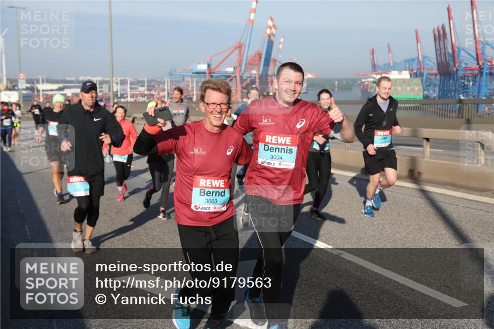 03.10.2025 - Köhlbrandbrückenlauf Yannick Fuchs http://msf.ph/oto/9179563 03.10.2025 08:52:33 Position 2 3003, 3004, 2016 meine-sportfotos.de