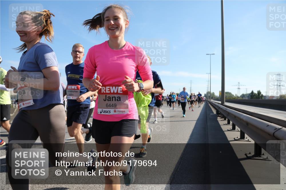 03.10.2025 - Köhlbrandbrückenlauf Yannick Fuchs http://msf.ph/oto/9179694 03.10.2025 11:19:58 Position 3 6450, 6685, 6449 meine-sportfotos.de