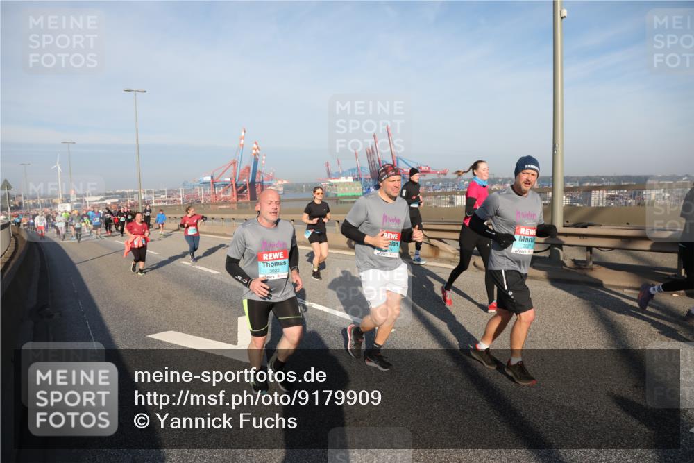 03.10.2025 - Köhlbrandbrückenlauf Yannick Fuchs http://msf.ph/oto/9179909 03.10.2025 08:53:15 Position 2 3022, 3027 meine-sportfotos.de