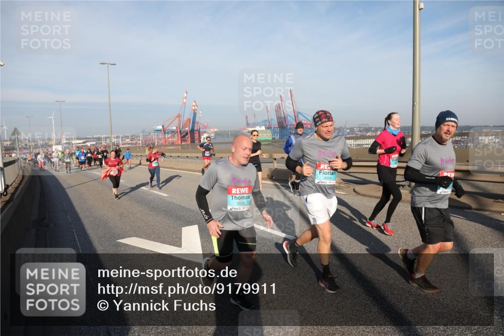 03.10.2025 - Köhlbrandbrückenlauf Yannick Fuchs http://msf.ph/oto/9179911 03.10.2025 08:53:16 Position 2 3022, 3024 meine-sportfotos.de