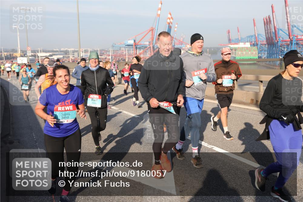 03.10.2025 - Köhlbrandbrückenlauf Yannick Fuchs http://msf.ph/oto/9180057 03.10.2025 08:53:33 Position 2 3810, 2683, 3777 meine-sportfotos.de