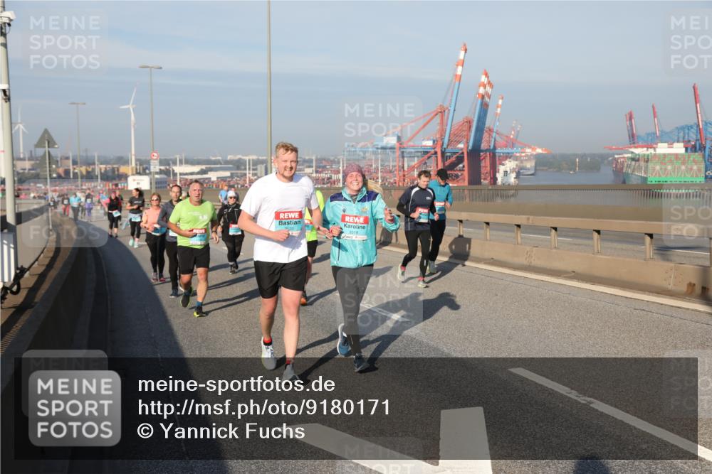 03.10.2025 - Köhlbrandbrückenlauf Yannick Fuchs http://msf.ph/oto/9180171 03.10.2025 08:53:49 Position 2 3520, 3519 meine-sportfotos.de