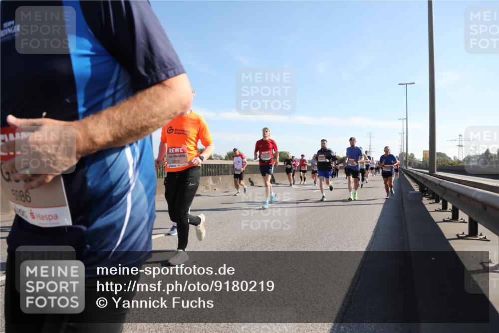 03.10.2025 - Köhlbrandbrückenlauf Yannick Fuchs http://msf.ph/oto/9180219 03.10.2025 11:20:55 Position 3 1824, 5986, 5852 meine-sportfotos.de