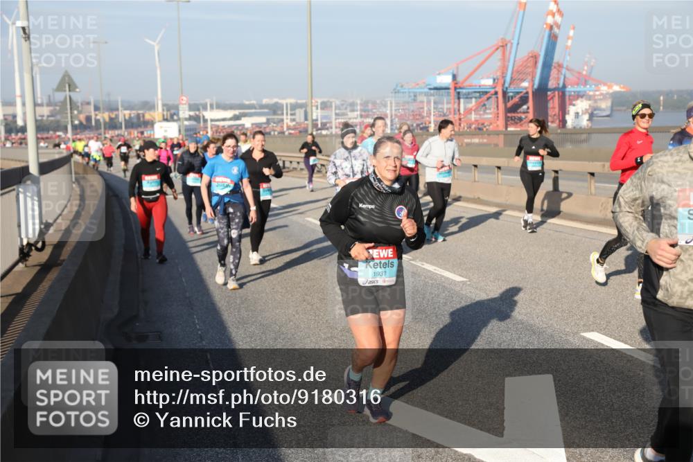 03.10.2025 - Köhlbrandbrückenlauf Yannick Fuchs http://msf.ph/oto/9180316 03.10.2025 08:54:16 Position 2 1937 meine-sportfotos.de
