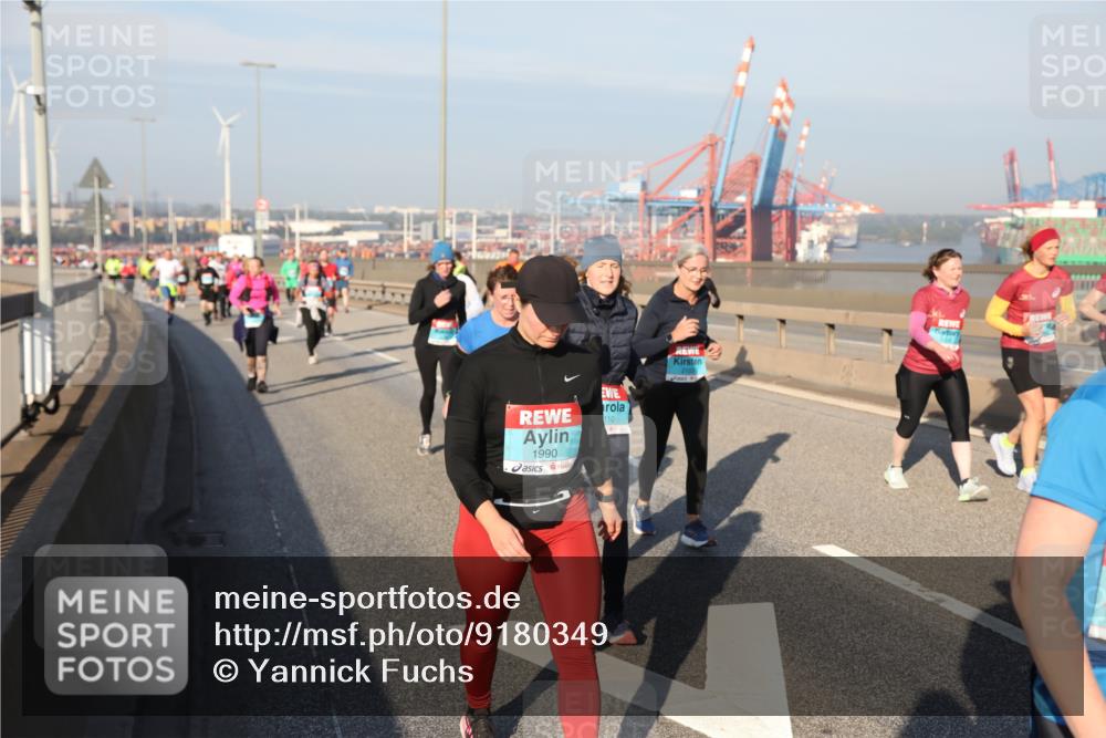 03.10.2025 - Köhlbrandbrückenlauf Yannick Fuchs http://msf.ph/oto/9180349 03.10.2025 08:54:22 Position 2 1990, 110 meine-sportfotos.de