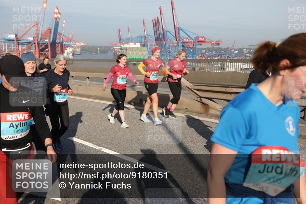 03.10.2025 - Köhlbrandbrückenlauf Yannick Fuchs http://msf.ph/oto/9180351 03.10.2025 08:54:22 Position 2 1990, 2103, 2028 meine-sportfotos.de