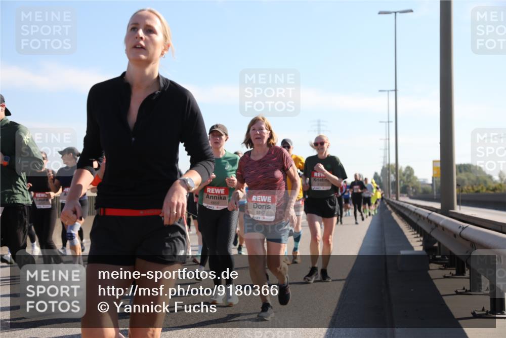 03.10.2025 - Köhlbrandbrückenlauf Yannick Fuchs http://msf.ph/oto/9180366 03.10.2025 11:21:13 Position 3 4859, 5167, 5137 meine-sportfotos.de