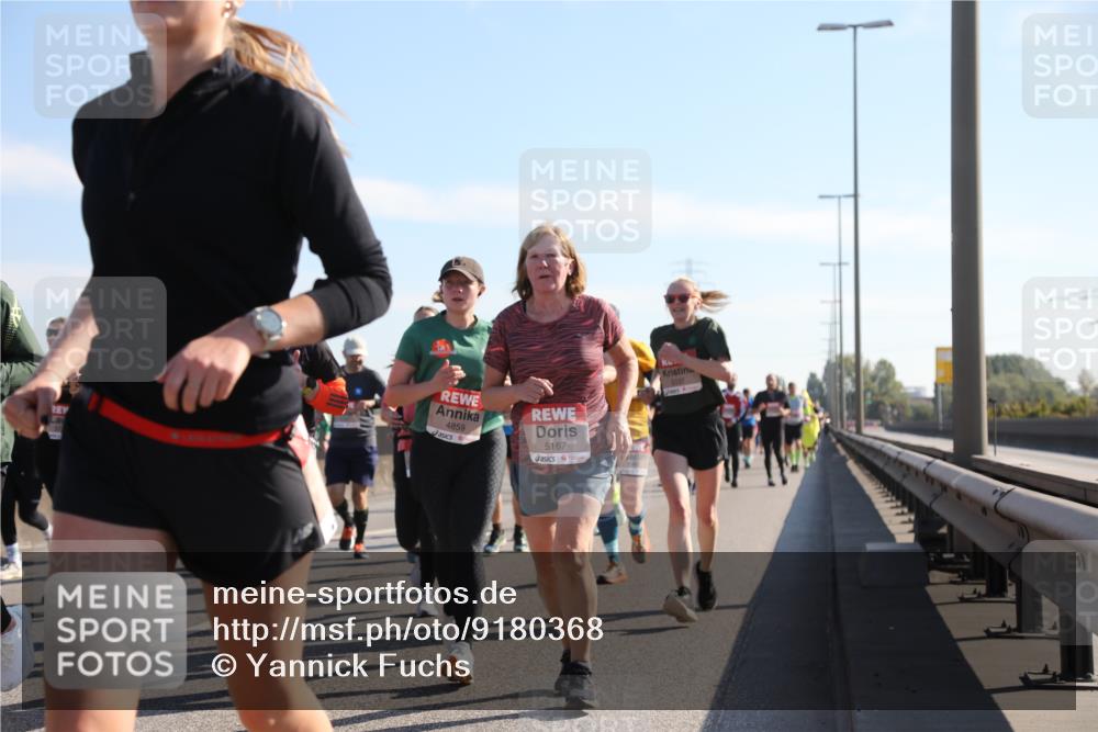 03.10.2025 - Köhlbrandbrückenlauf Yannick Fuchs http://msf.ph/oto/9180368 03.10.2025 11:21:13 Position 3 4859, 5167, 5137 meine-sportfotos.de