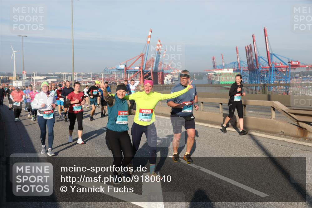 03.10.2025 - Köhlbrandbrückenlauf Yannick Fuchs http://msf.ph/oto/9180640 03.10.2025 08:55:07 Position 2 2296, 2213, 1993 meine-sportfotos.de