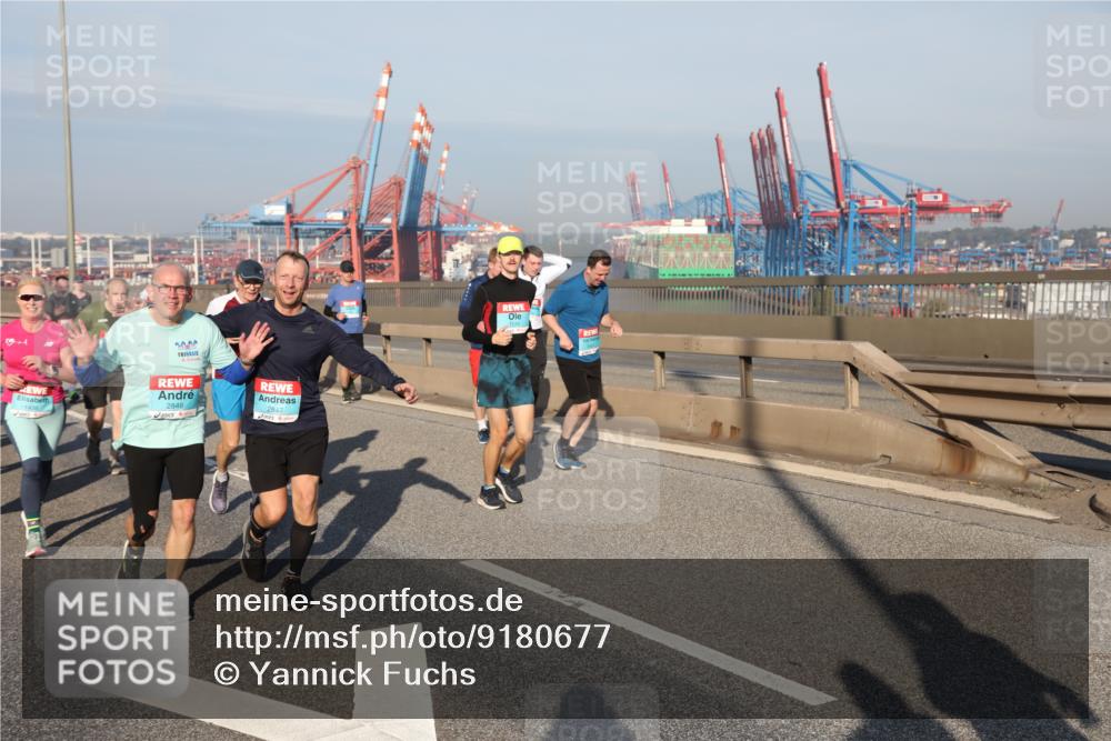 03.10.2025 - Köhlbrandbrückenlauf Yannick Fuchs http://msf.ph/oto/9180677 03.10.2025 08:55:10 Position 2 5044, 1436, 2848, 1539 meine-sportfotos.de