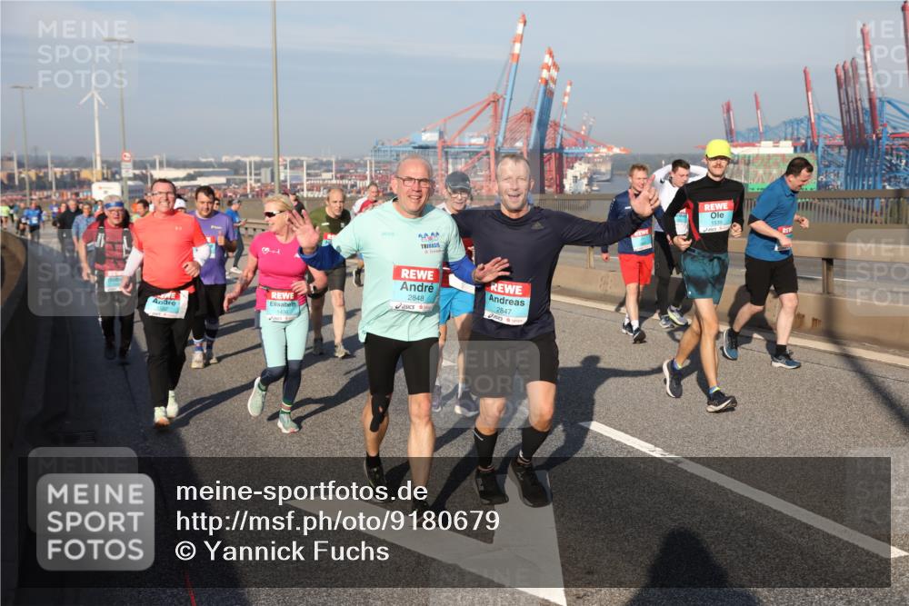 03.10.2025 - Köhlbrandbrückenlauf Yannick Fuchs http://msf.ph/oto/9180679 03.10.2025 08:55:11 Position 2 2848, 2847, 1, 1436, 1539 meine-sportfotos.de