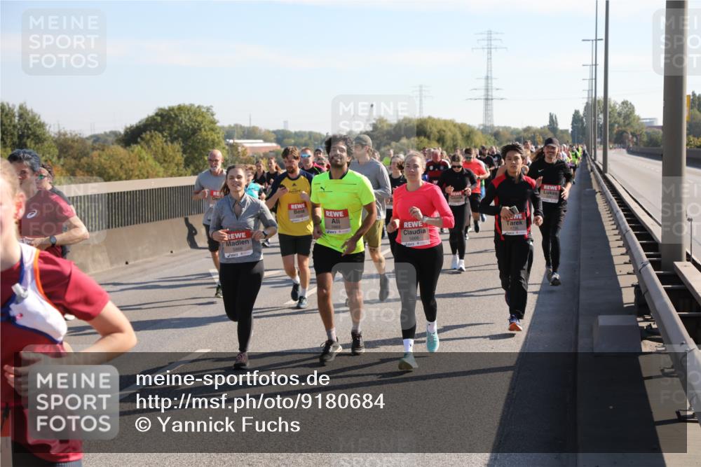 03.10.2025 - Köhlbrandbrückenlauf Yannick Fuchs http://msf.ph/oto/9180684 03.10.2025 11:21:48 Position 3 4, 5869, 5866 meine-sportfotos.de