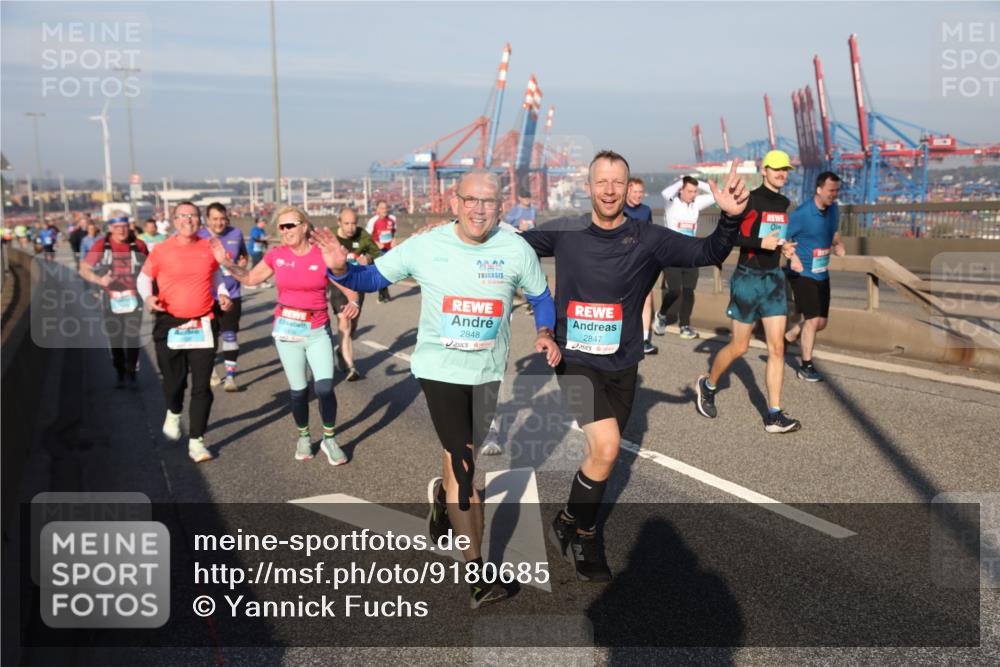 03.10.2025 - Köhlbrandbrückenlauf Yannick Fuchs http://msf.ph/oto/9180685 03.10.2025 08:55:11 Position 2 2020, 2848, 2847 meine-sportfotos.de