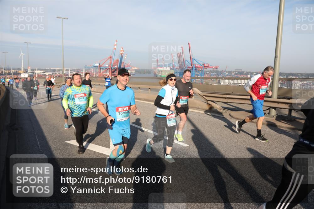 03.10.2025 - Köhlbrandbrückenlauf Yannick Fuchs http://msf.ph/oto/9180761 03.10.2025 08:55:18 Position 2 2251, 3703, 3232 meine-sportfotos.de