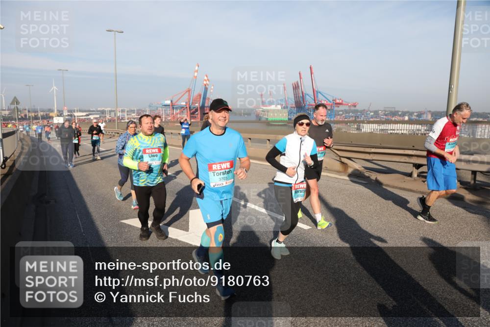 03.10.2025 - Köhlbrandbrückenlauf Yannick Fuchs http://msf.ph/oto/9180763 03.10.2025 08:55:18 Position 2 2251, 3703, 3232, 18 meine-sportfotos.de